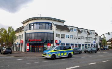 Großeinsatz an Bankfiliale: Mann festgenommen