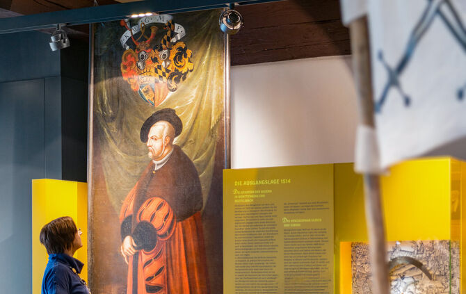 Eine Besucherin betrachtet ein historisches Porträt im Museum Wiege Württembergs im Württemberg-Haus Beutelsbach.