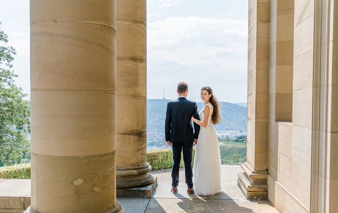Hochzeitspaar in der Grabkapelle auf dem Württemberg. Die Grabkapelle ist einer der beliebtesten Trauorte im Raum Stuttgart und