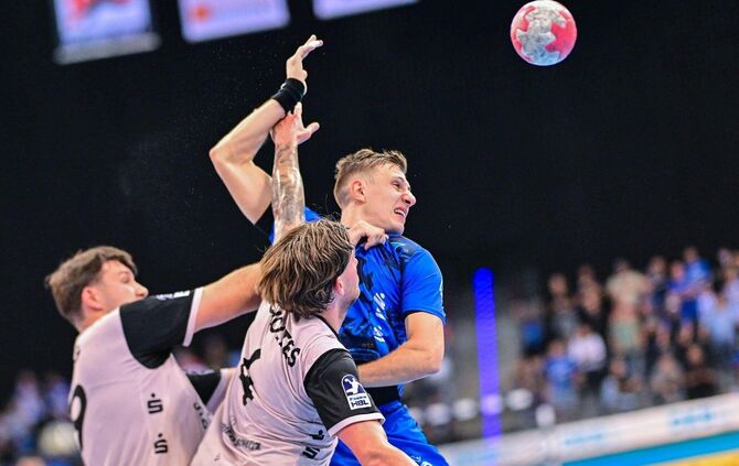 Auf Simone Mengon (blaue Spielkleidung, hier gegen die BHC-Spieler Aron Seesing und Elias Scholtes) und den TVB Stuttgart wartet