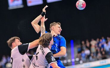 Auf Simone Mengon (blaue Spielkleidung, hier gegen die BHC-Spieler Aron Seesing und Elias Scholtes) und den TVB Stuttgart wartet