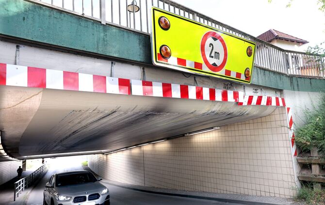 In der Bahnunterführung Beutelsbach (hier ein Archivfoto von 2023) bleiben immer wieder zu hohe Fahrzeuge stecken.