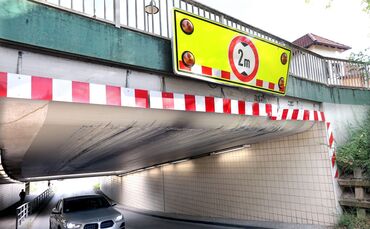 In der Bahnunterführung Beutelsbach (hier ein Archivfoto von 2023) bleiben immer wieder zu hohe Fahrzeuge stecken.