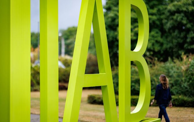 Die Beschäftigung in Deutschland steigt einer Prognose des IAB zufolge nur noch punktuell in einigen Bundesländern (Archivbild).