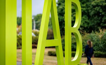 Die Beschäftigung in Deutschland steigt einer Prognose des IAB zufolge nur noch punktuell in einigen Bundesländern (Archivbild).