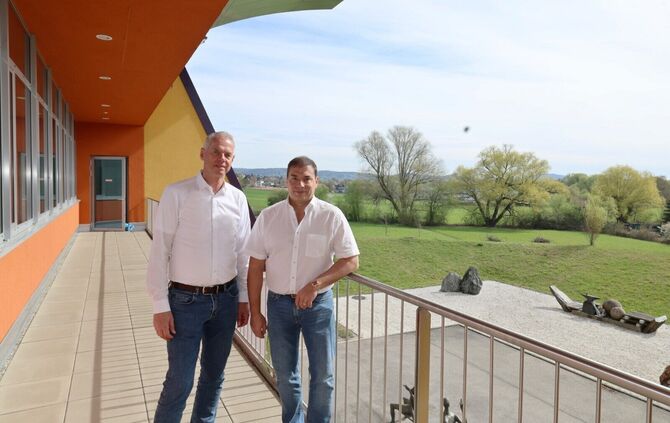 Jürgen Feyerherd (links) und Arthur Hügler. Rechts ist die betroffene Wiese.