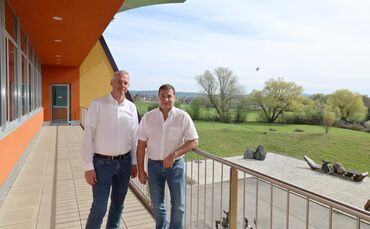 Jürgen Feyerherd (links) und Arthur Hügler. Rechts ist die betroffene Wiese.