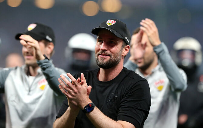 Sebastian Hoeneß feierte am 5. Juni 2023 beim Hamburger SV den Klassenerhalt in der Relegation mit dem VfB Stutgart.