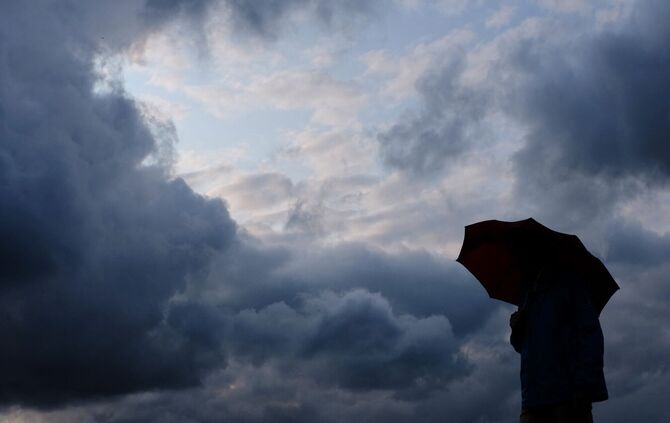 Beim Sonntagsspaziergang sollte je nach Region ein Regenschirm mitgenommen werden. (Archivfoto)