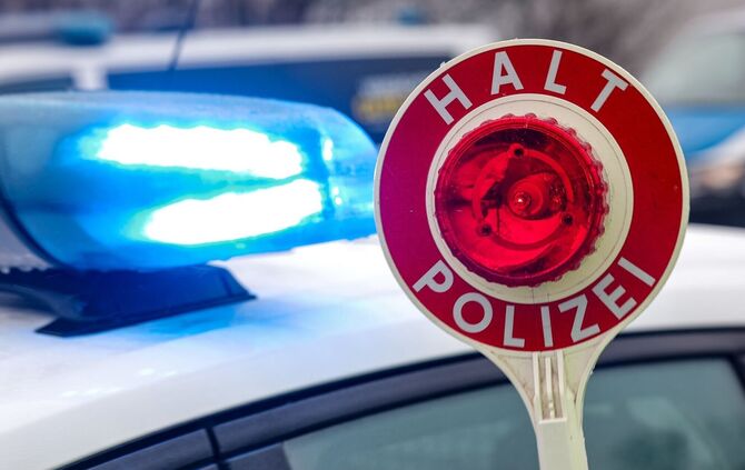 Immer wieder deckt die Polizei bei Kontrollen des Schwerverkehrs auf Autobahnen massive Verstöße gegen die gesetzlichen Lenk- un