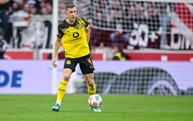 Nico Schlotterbeck hat seinen Vertrag bei Borussia Dortmund verlängert. (Archivbild)