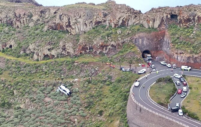 Bus stürzt auf Kanareninsel Böschung hinab