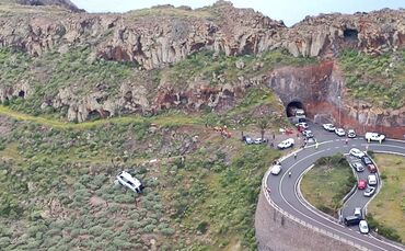 Bus stürzt auf Kanareninsel Böschung hinab
