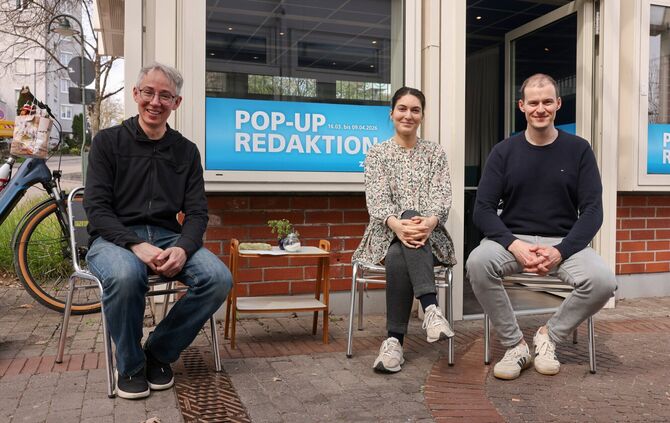 Unser letzter Tag in der Pop-up-Redaktion am Bahnhof Beutelsbach (von links): Bernd Klopfer (Redaktion), Zülal Acar (Redaktion)