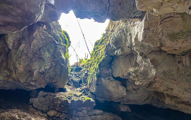 Achtjährige stürzt beim Wandern in Höhle