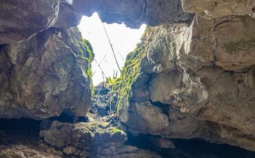 Achtjährige stürzt beim Wandern in Höhle