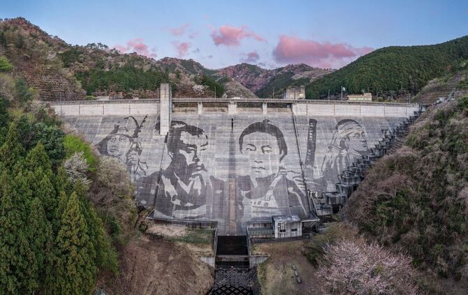 In Japan verwandelt der Künstler Klaus Dauven zusammen mit dem 
Reinigungsspezialisten Kärcher die 56 Meter hohe und 228 Meter b