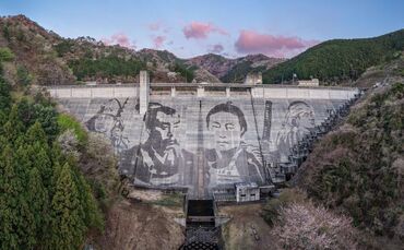 In Japan verwandelt der Künstler Klaus Dauven zusammen mit dem 
Reinigungsspezialisten Kärcher die 56 Meter hohe und 228 Meter b