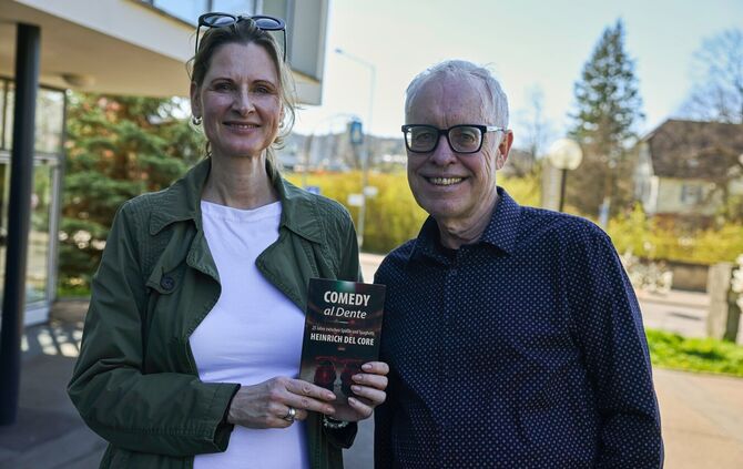 Die Winnender Melanie Skender (links) und Joachim Ruoff waren am Entstehen des erstens Buchs von Comedian Heinrich Del Core bete