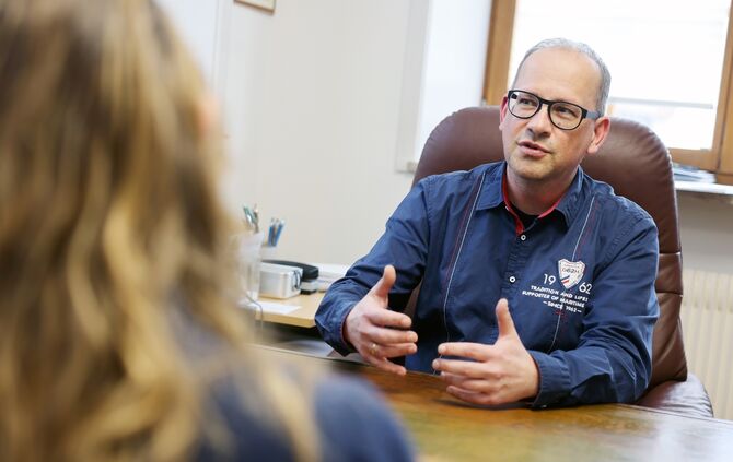 Dr. Michael Schajor in seiner neurologischen Praxis am Marktplatz in Schorndorf (Archivfoto).