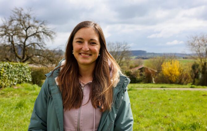 Mona Rapp auf dem Grundstück in Nellmersbach.