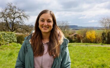 Mona Rapp auf dem Grundstück in Nellmersbach.