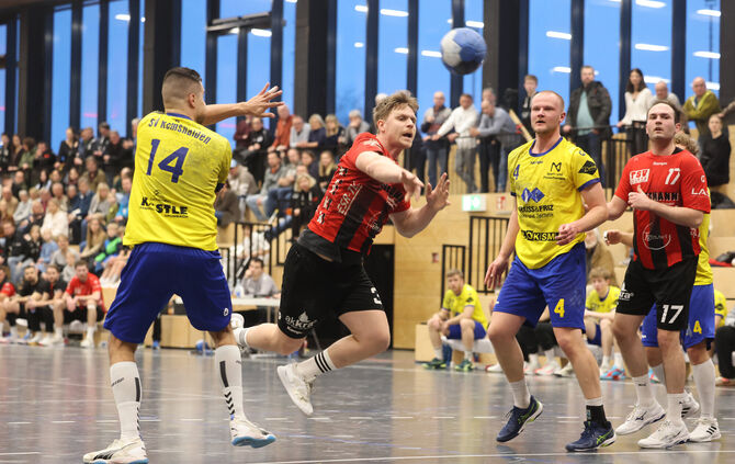 Marvin Fuß (mit Ball) und die Alfdorfer Handballer können am Wochenende aufsteigen.