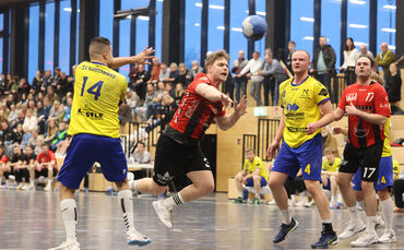 Marvin Fuß (mit Ball) und die Alfdorfer Handballer können am Wochenende aufsteigen.
