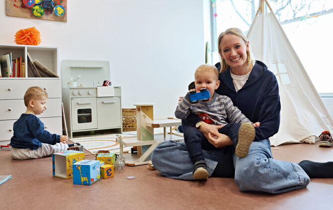 Die Waiblingerin Anna Bischoff mit ihrem Sohn Matti in der Amiki-Gruppe auf der Korber Höhe.
