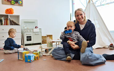 Die Waiblingerin Anna Bischoff mit ihrem Sohn Matti in der Amiki-Gruppe auf der Korber Höhe.
