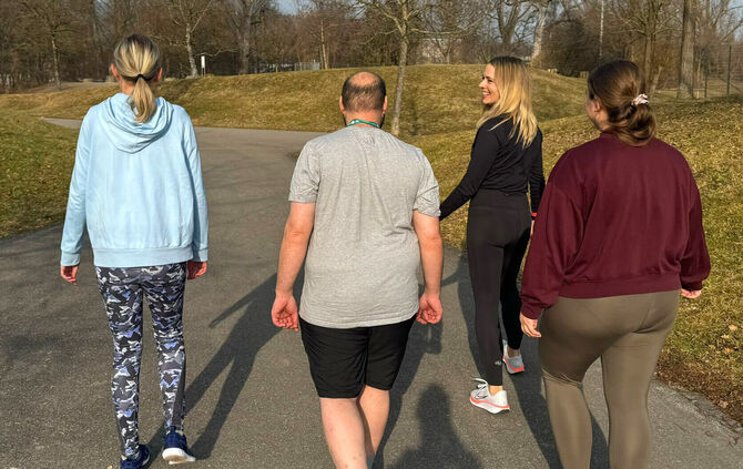 Bewegen und Gespräche führen: Caroline Hoffmann (zweite von links) stellt das Projekt "walk.inclusion" vor.