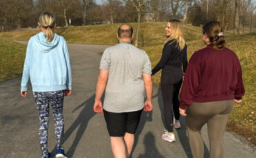 Bewegen und Gespräche führen: Caroline Hoffmann (zweite von links) stellt das Projekt "walk.inclusion" vor.