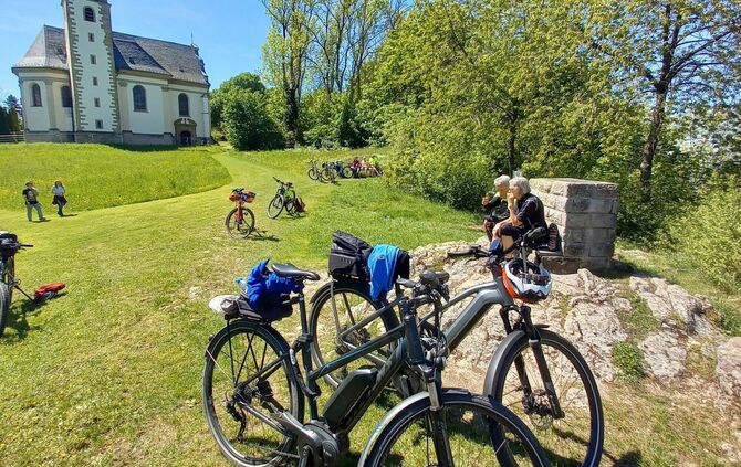 Pause an der Wallfahrtskirche beim Hohenrechberg: Immer mehr fahren mit dem Pedelec.