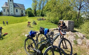 Pause an der Wallfahrtskirche beim Hohenrechberg: Immer mehr fahren mit dem Pedelec.