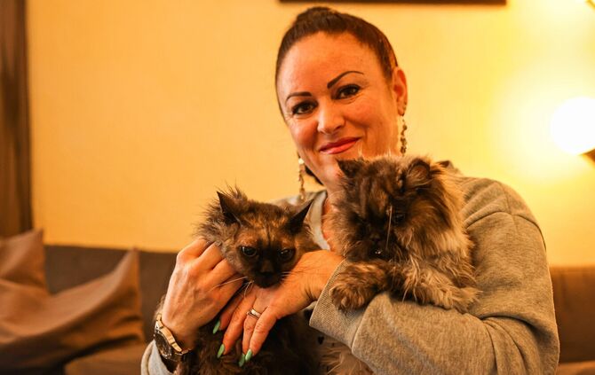 Diana Carcagni mit zwei ihrer Katzen.