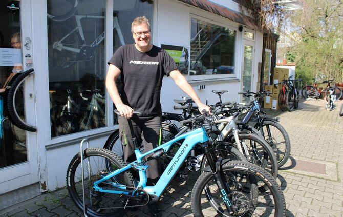 Bernd Wöllhaf vor seinem Radladen in Weinstadt-Schnait, hier mit einem E-Bike.