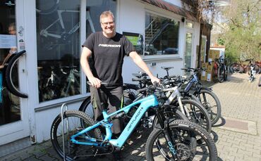 Bernd Wöllhaf vor seinem Radladen in Weinstadt-Schnait, hier mit einem E-Bike.