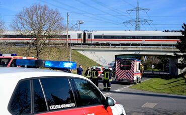 Oberleitung fällt auf ICE: Hunderte Reisende sitzen fest