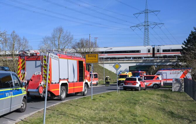 Oberleitung fällt auf ICE: Hunderte Reisende sitzen fest