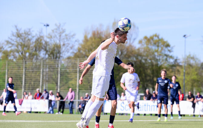 Marcel Zimmermann verpasst eine Flanke seines Bruders Marvin knapp – es wäre das zwischenzeitliche 1:3 gewesen.