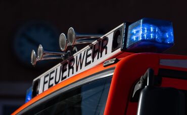 Die Feuerwehr bringt den Brand in Esslingen unter Kontrolle. (Symbolbild)