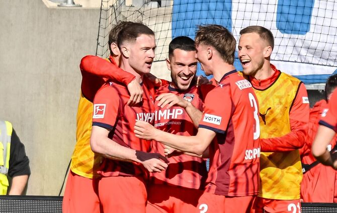 Budu Siwsiwadse (l) trifft zum Endstand.