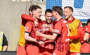 Budu Siwsiwadse (l) trifft zum Endstand.