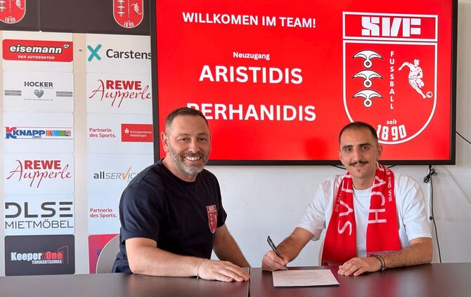 Aristidis Perhanidis (rechts) bei der Vertragsunterschrift neben Fellbachs Sportdirektor Theo Fringelis.