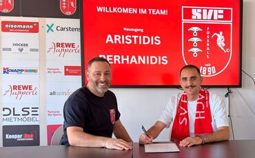 Aristidis Perhanidis (rechts) bei der Vertragsunterschrift neben Fellbachs Sportdirektor Theo Fringelis.