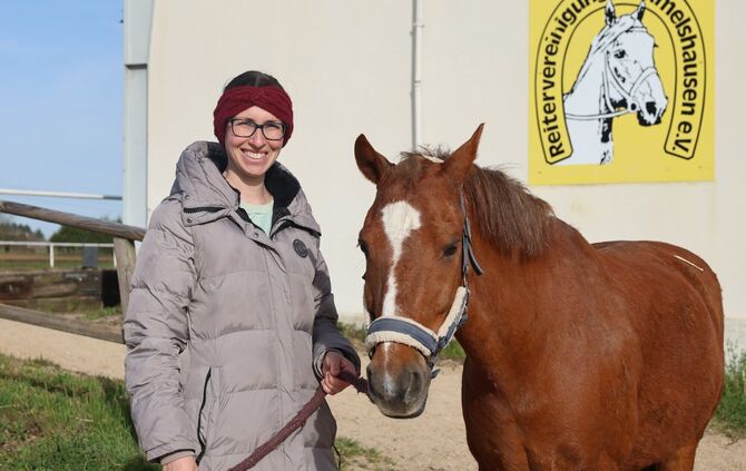 Selina Gerber (34) mit Schulpony "Lucky".