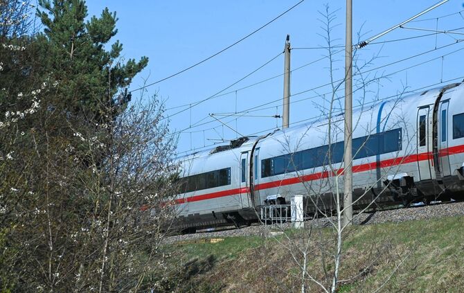 Oberleitung fällt auf ICE: Hunderte Reisende sitzen fest
