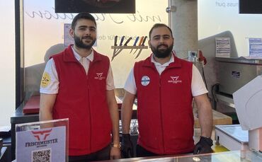 Die Brüder Ashraf (links) und Amar Kadah vor der Fleischtheke.