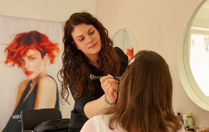 Elena Kokologiannis stylt Natalie Fink aus Steinheim/Murr, die im Mai auf Burg Lichtenberg heiraten wird.