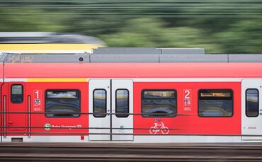 Eine S-Bahn ist in Nordrhein-Westfalen in eine herabhängende Oberleitung gefahren. (Symboldbild)